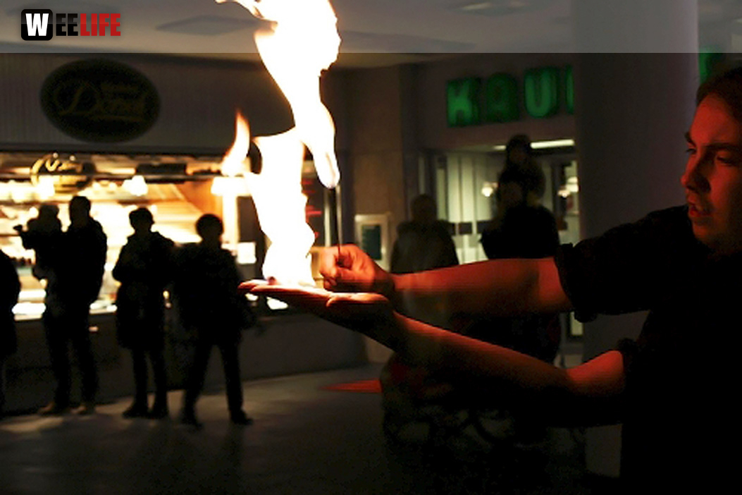 Weihnachtsmarkt mit Feuerkünstler Chariash