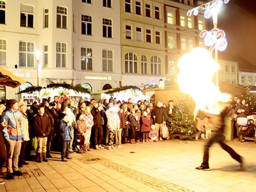 Weihnachtsmarkt mit Feuerkünstler Chariash – Foto 57