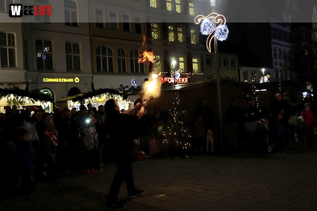 Weihnachtsmarkt mit Feuerkünstler Chariash