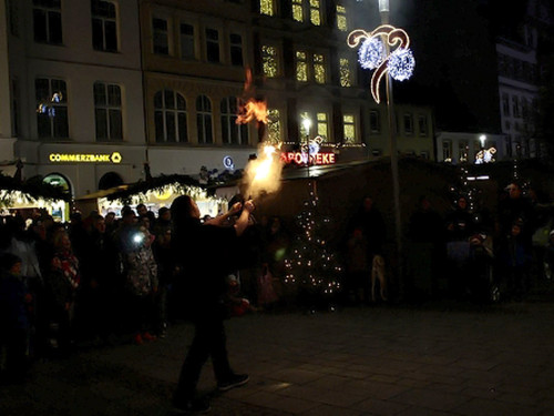 Weihnachtsmarkt mit Feuerkünstler Chariash – Foto 59