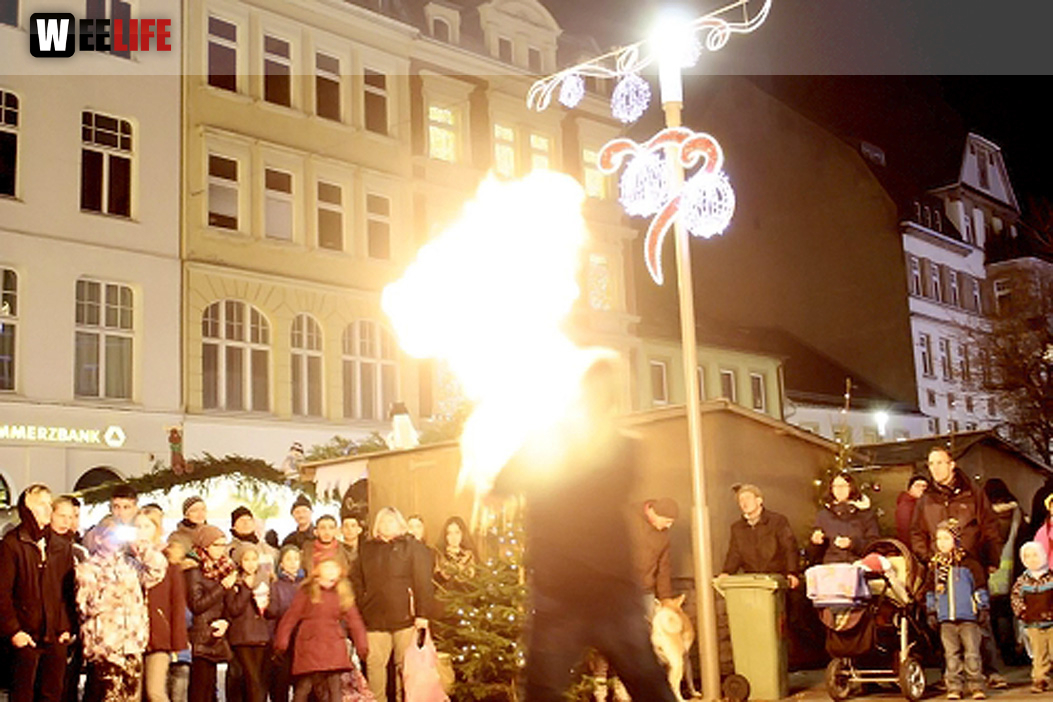 Weihnachtsmarkt mit Feuerkünstler Chariash