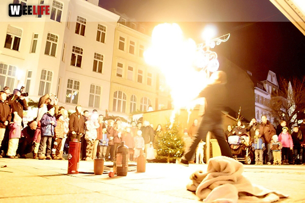 Weihnachtsmarkt mit Feuerkünstler Chariash