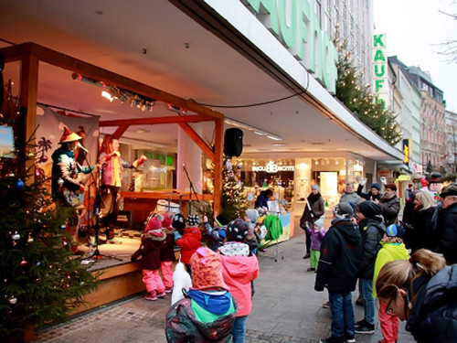 Hofer Weihnachtsmarkt  Rodscha aus Kambodscha 18.12.16 – Foto 33