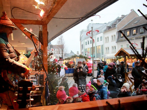 Hofer Weihnachtsmarkt  Rodscha aus Kambodscha 18.12.16 – Foto 41