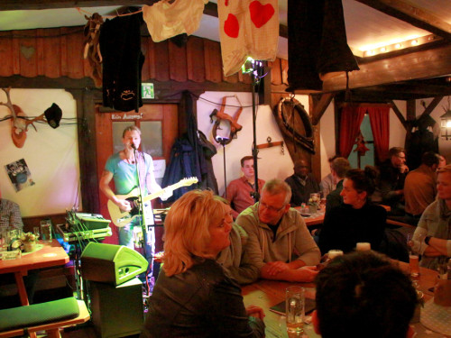 Enzo in der Hofer Skihütte – Foto 4