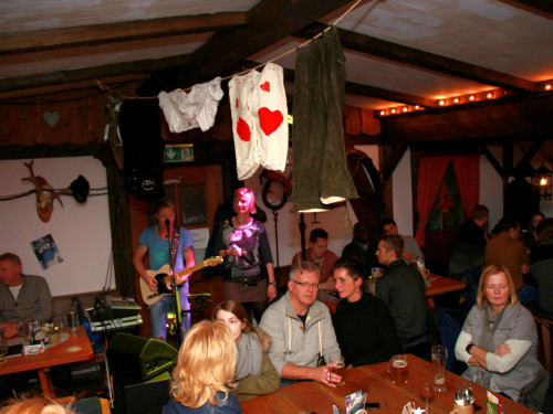 Enzo in der Hofer Skihütte – Foto 11