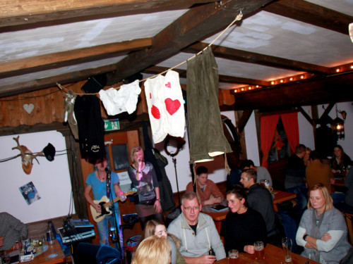 Enzo in der Hofer Skihütte – Foto 12