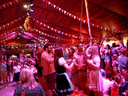 Die Partyvögel Samstag Hofer Volksfest 2018 – Foto 12