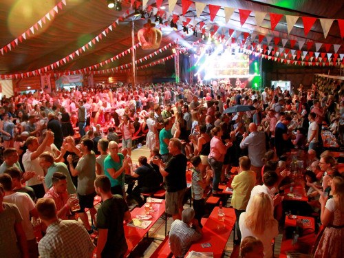 Die Partyvögel Samstag Hofer Volksfest 2018 – Foto 37