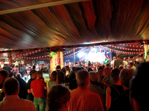 Die Partyvögel Samstag Hofer Volksfest 2018 – Foto 41