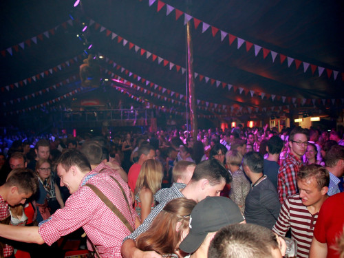Die Partyvögel Samstag Hofer Volksfest 2018 – Foto 186