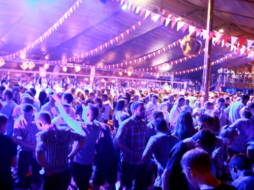 Die Partyvögel Samstag Hofer Volksfest 2018 – Foto 188