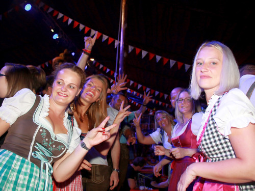 Die Partyvögel Samstag Hofer Volksfest 2018 – Foto 193