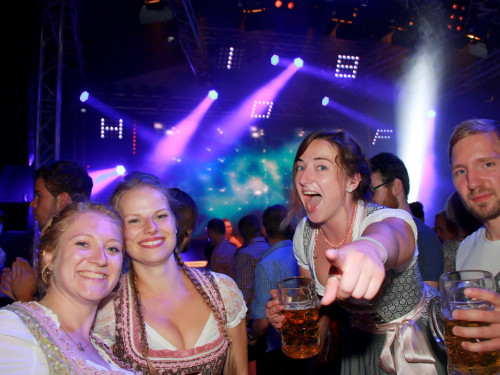 Die Partyvögel Samstag Hofer Volksfest 2018 – Foto 194