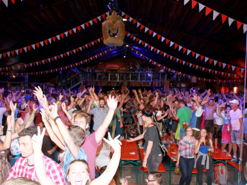 Die Partyvögel Samstag Hofer Volksfest 2018 – Foto 196