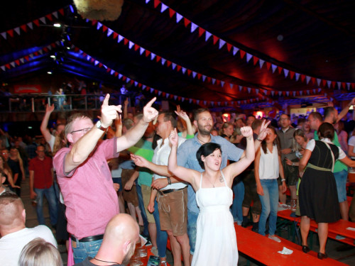 Die Partyvögel Samstag Hofer Volksfest 2018 – Foto 197