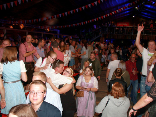 Die Partyvögel Samstag Hofer Volksfest 2018 – Foto 198