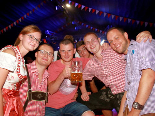 Die Partyvögel Samstag Hofer Volksfest 2018 – Foto 199
