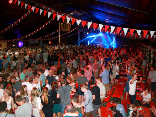 Die Partyvögel Samstag Hofer Volksfest 2018 – Foto 202