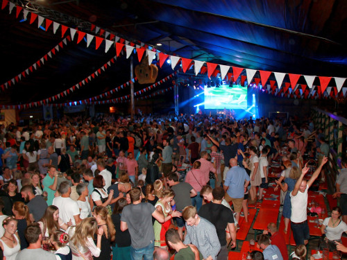Die Partyvögel Samstag Hofer Volksfest 2018 – Foto 203