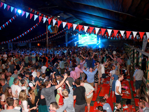 Die Partyvögel Samstag Hofer Volksfest 2018 – Foto 204