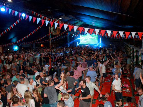 Die Partyvögel Samstag Hofer Volksfest 2018 – Foto 205
