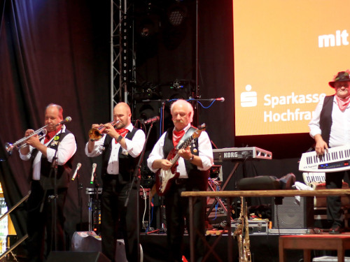 Tag der Sparkasse Jetzendorfer Hinterhofmusikanten Hofer Volksfest 2018 – Foto 6