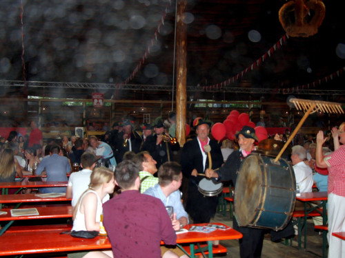 Tag der Sparkasse Jetzendorfer Hinterhofmusikanten Hofer Volksfest 2018 – Foto 34