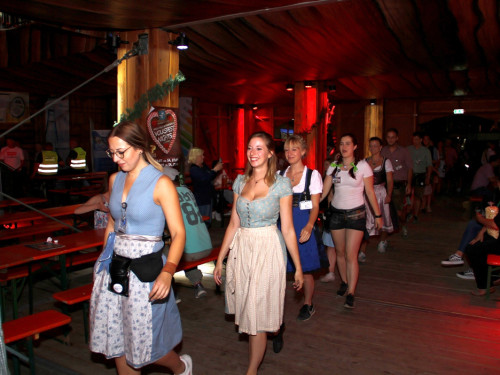 Auszug der Bedienungen  Hofer Volksfest Hofer Volksfest 2019 – Foto 2