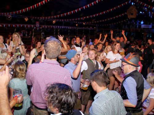 Auszug der Bedienungen  Hofer Volksfest Hofer Volksfest 2019 – Foto 7