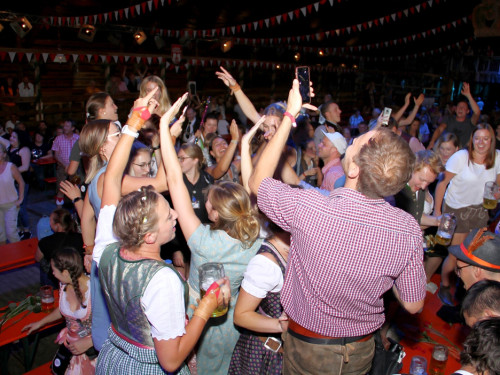 Auszug der Bedienungen  Hofer Volksfest Hofer Volksfest 2019 – Foto 8