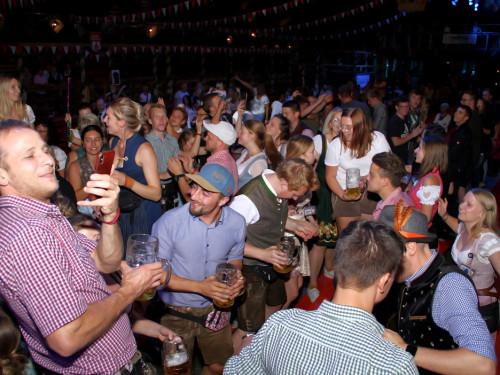 Auszug der Bedienungen  Hofer Volksfest Hofer Volksfest 2019 – Foto 9
