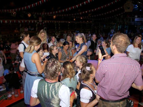 Auszug der Bedienungen  Hofer Volksfest Hofer Volksfest 2019 – Foto 10