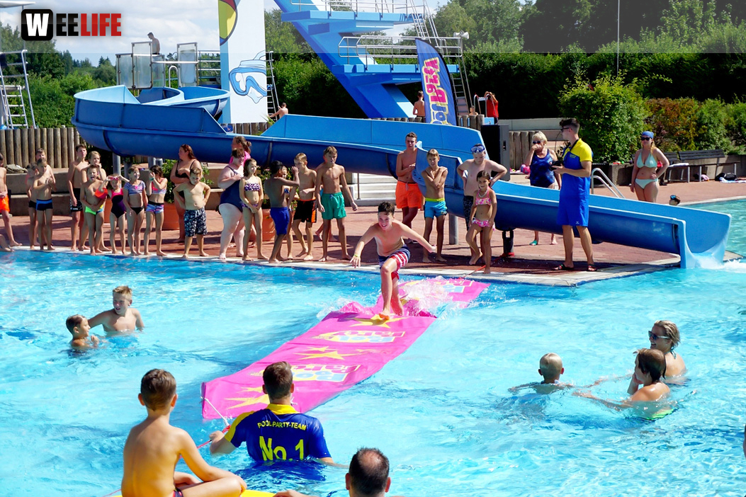 Sommer Pool Party Freibad Hof