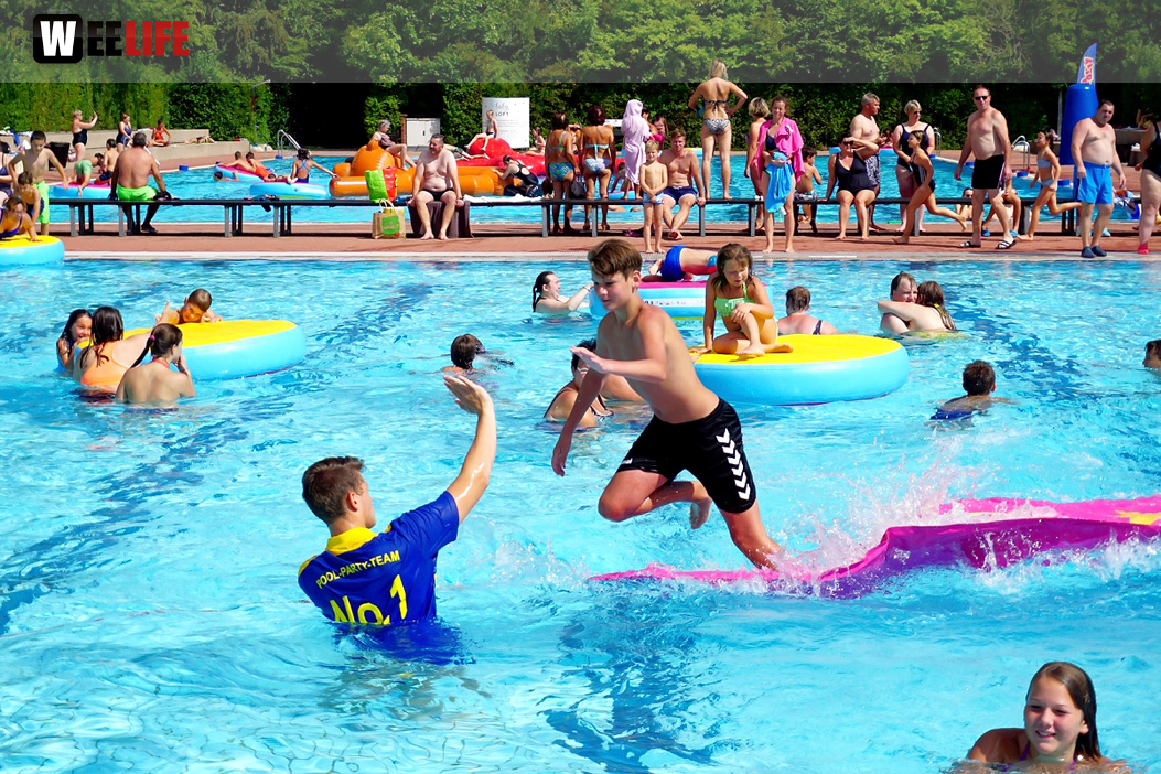 Sommer Pool Party Freibad Hof
