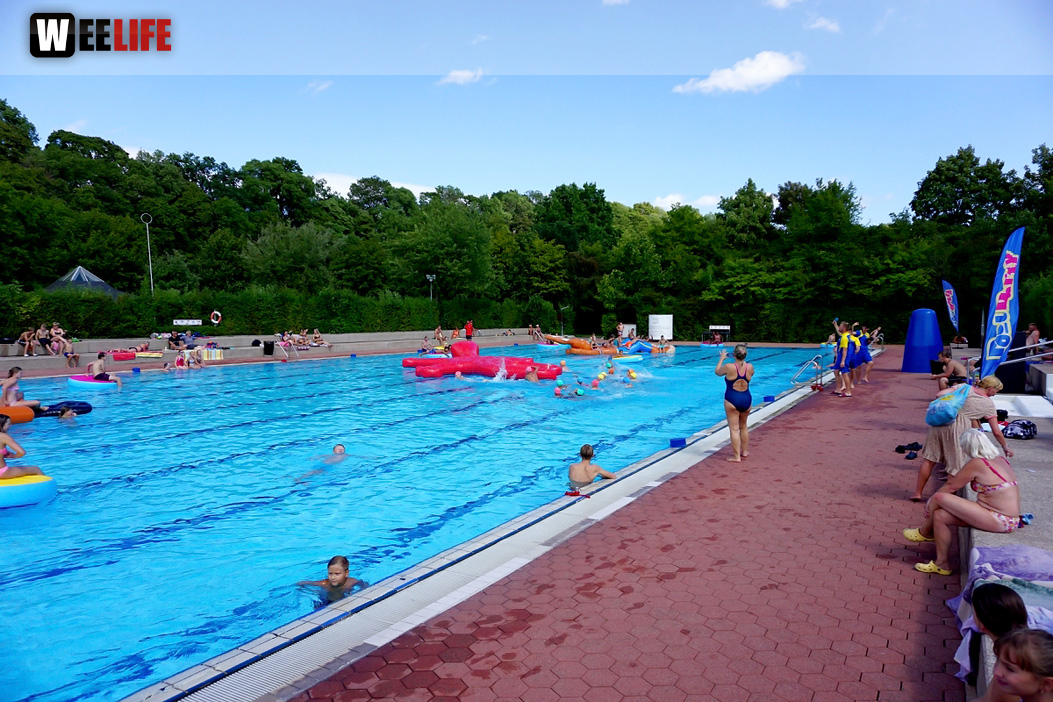 Sommer Pool Party Freibad Hof