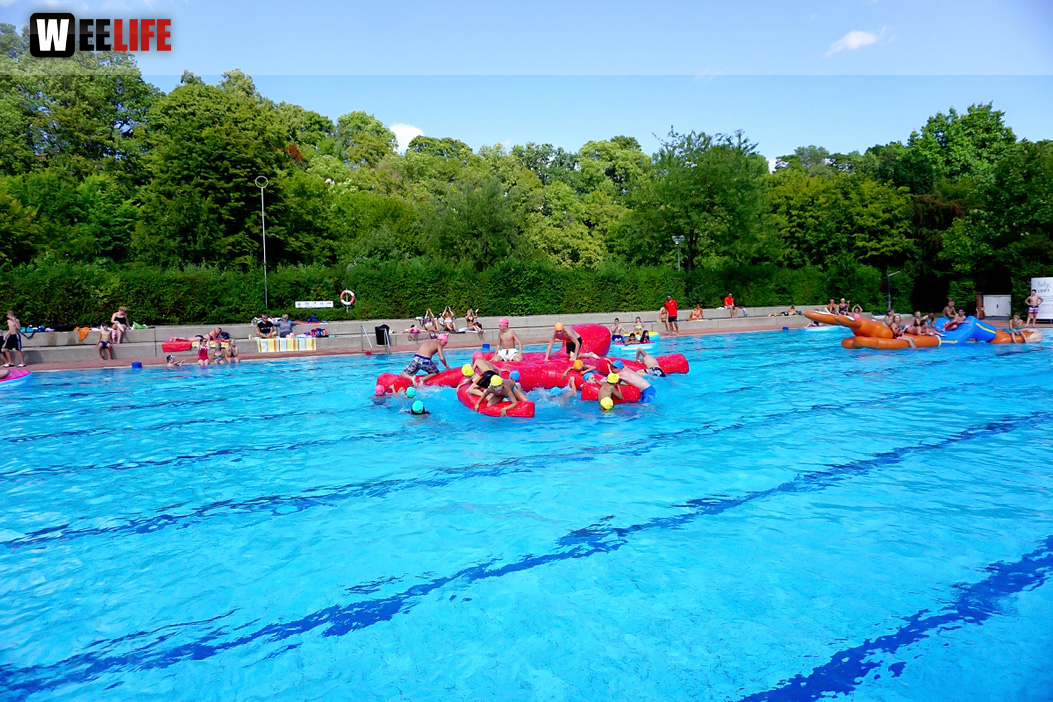 Sommer Pool Party Freibad Hof