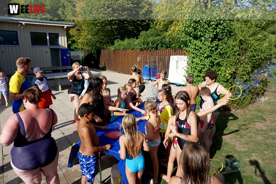Sommer Pool Party Freibad Hof