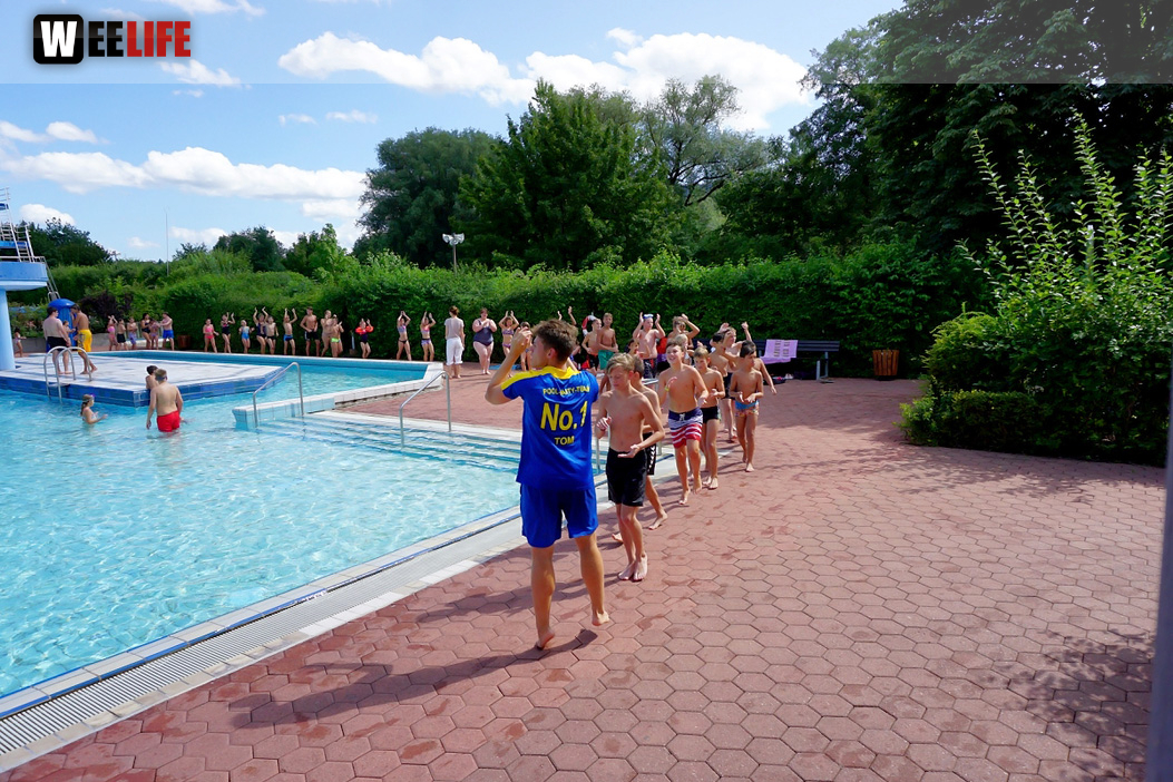 Sommer Pool Party Freibad Hof