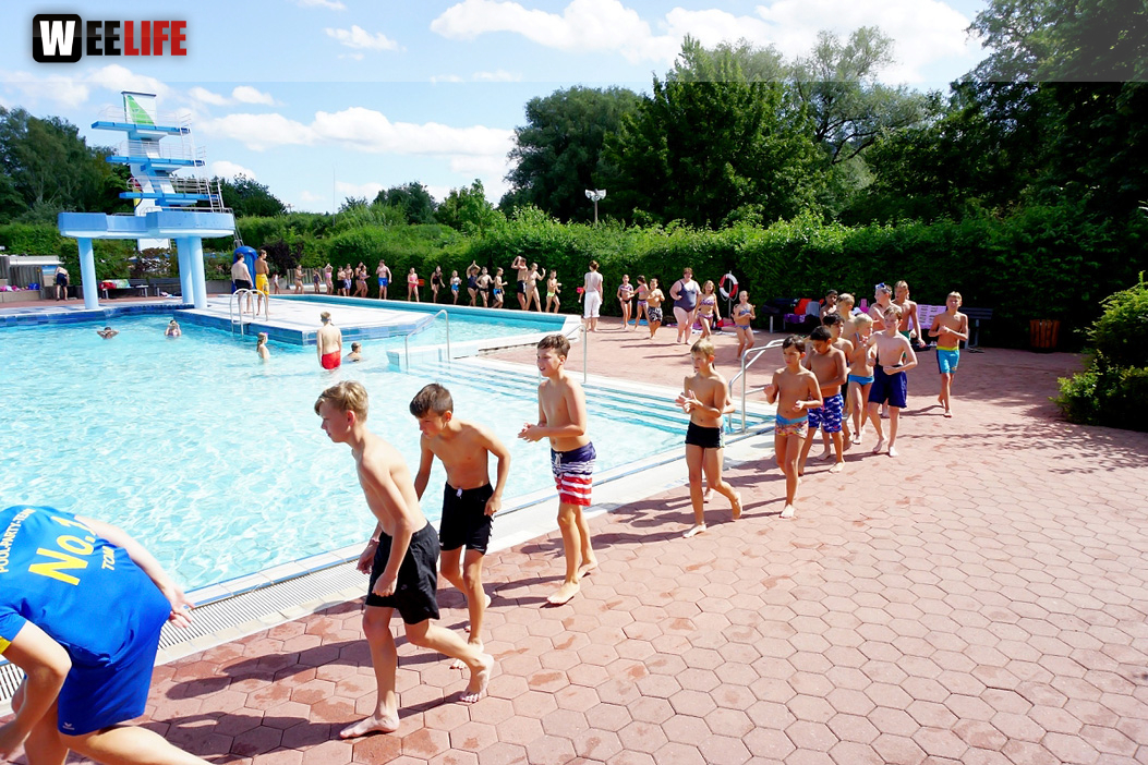 Sommer Pool Party Freibad Hof