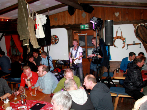 Enzo in der Skihütte Hof 6.12.19 Neue Skihütte – Foto 11