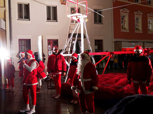 Hochseilartisten Geschwister Weisheit Hofer Weihnachtsmarkt 8.12.2019 – Foto 3