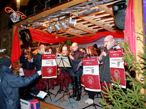 Hofer Weihnachtsmarkt  mit Rehauer Stadtkapelle 8.12.2019 – Foto 37