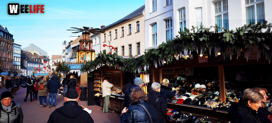 Hofer Weihnachtsmarkt mit Verkaufsofner Sontag