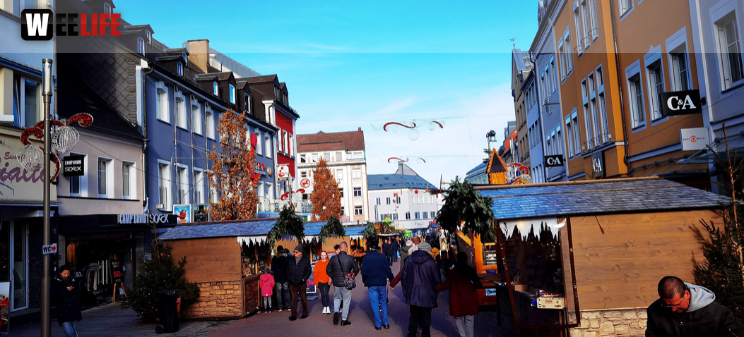 Hofer Weihnachtsmarkt mit Verkaufsofner Sontag