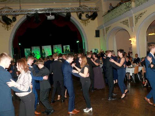 Abschlussball Gymnasium Münchberg TS Swing 3.12.22 – Foto 98