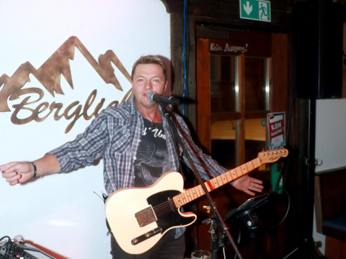 Enzo in der Skihütte 3.12.22 Skihütte Hof – Foto 9