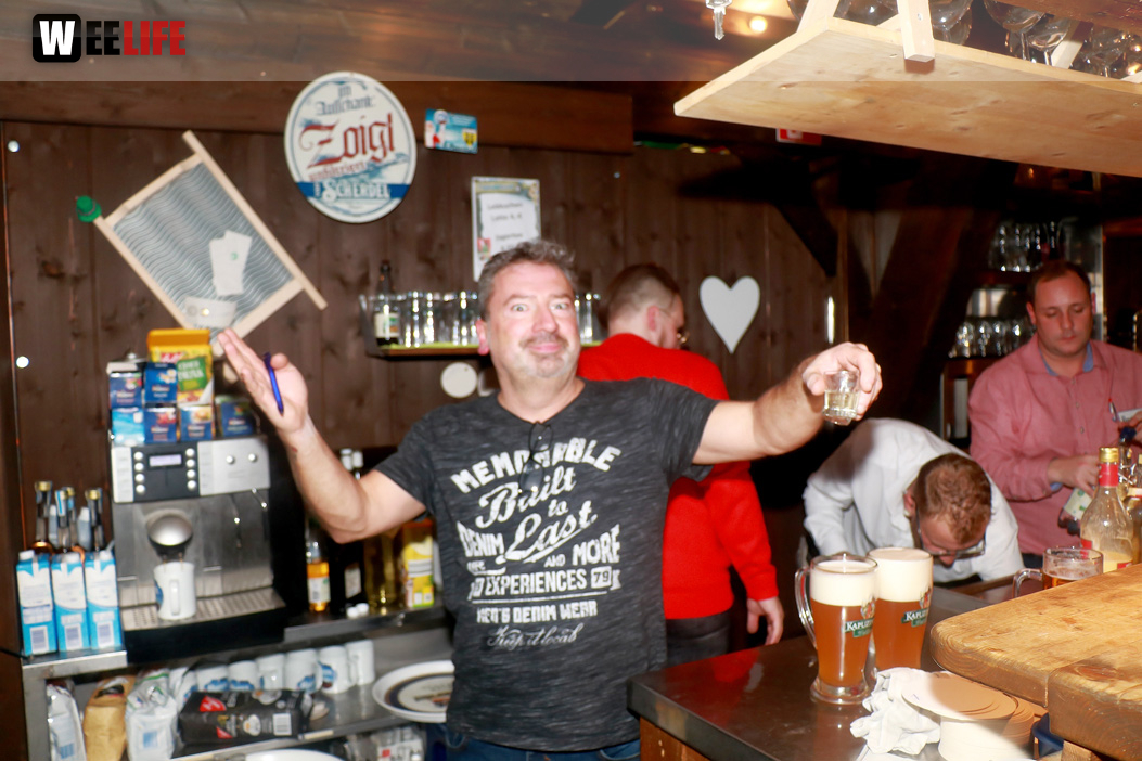 Enzo in der Skihütte 3.12.22 Skihütte Hof
