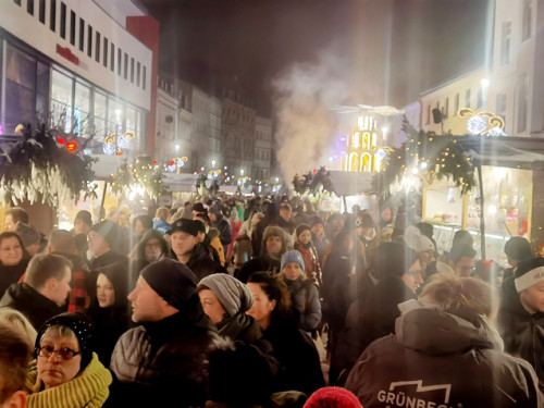 Perchtenlauf Hofer Weihnachtsmarkt Hof 17.12.22 – Foto 7