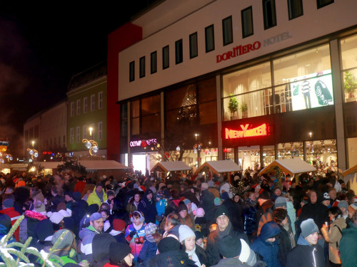 Perchtenlauf Hofer Weihnachtsmarkt Hof 17.12.22 – Foto 21